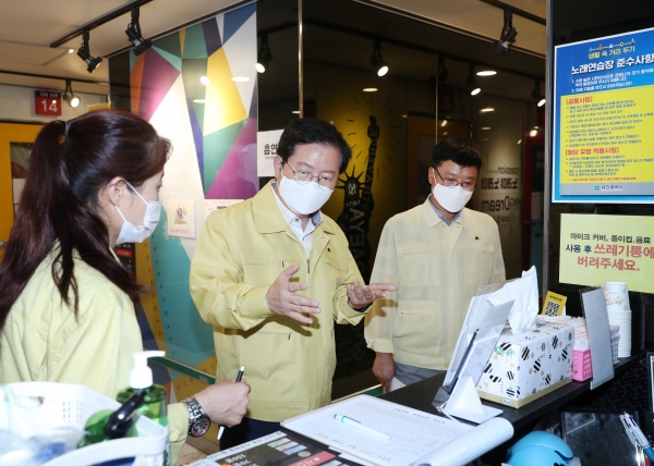 27일 장종태 서구청장이 갈마동 소재의 PC방, 코인 노래연습장 등 현장을 찾아, 관내 다중이용시설의 방역상태를 점검하고, 구민들이 마스크 착용 등 방역수칙을 적극적으로 준수해 줄 것을 독려했다.