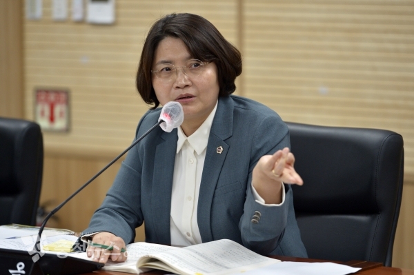 손현옥 위원, 입법지원 주무관 재임용 시 직급 상향 요청