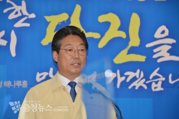 기자회견 하는 김홍장 당진시장 / 충청뉴스 최형순 기자