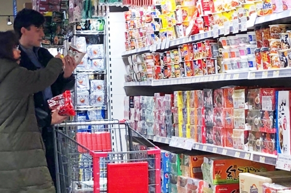 미국 뉴욕 유통매장 내 한국라면 매대