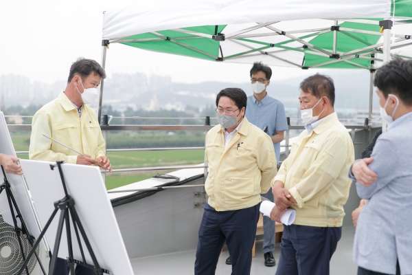 오세현 아산시장이 모종샛들지구·풍기역지구 도시개발사업 현장을 방문해 사업추진 현황을 꼼꼼히 점검하고 있다