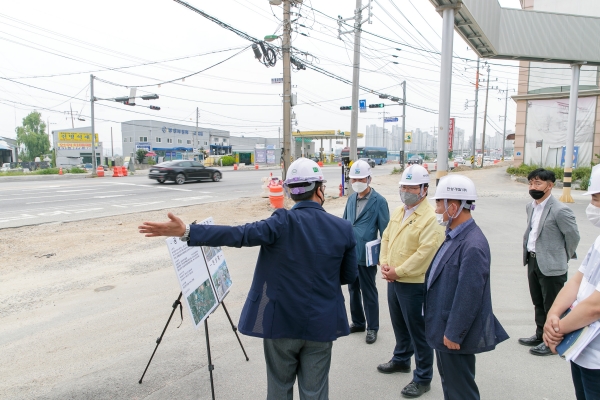 오세현 아산시장이 온천대로(풍기동~남동) 6차로 확포장공사 현장을 방문해 공사로 인한 교통정체로 시민들의 불편이 없도록 효율적인 공정관리를 당부하고 있다.