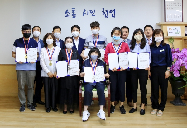 충남 장애인기능경기대회서 ‘종합 1위’차지한 수상자들과 맹정호 시장과 간담회