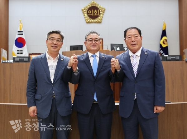 왼쪽부터 전익현 1부의장, 김명선 의장, 조길연 2부의장