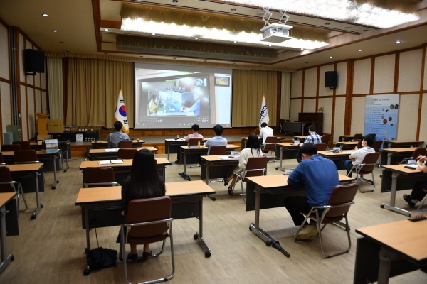 1일 대전 국립 한밭대학교와 함께 ‘캡스톤 디자인 과제 최종 발표회’를 개최했다. 비접촉 화상회의 방식으로 진행된 이날 발표회에서 참가 학생들은 조폐공사 특화 사회공헌 프로그램 등 4건의 과제를 발표했다