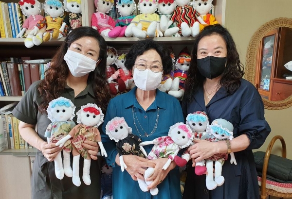 초록우산어린이재단 이정민 나눔사업팀장(좌), 장덕희 작가(가운데), 이진숙 교육복지사우, 큰딸)