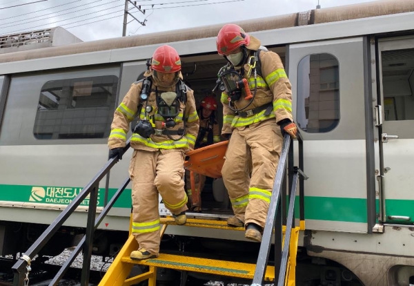 119 대원들이 대전도시철도공사 판암차량기지에서 인명구조 훈련을 실시하고 있다