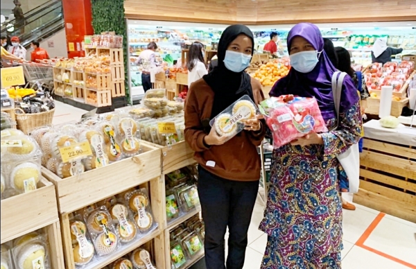 유통매장에서 한국산 과실류를 구입하는 현지인