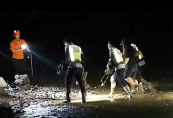 야간 해루질하다 갯벌에 빠진 20대 김모씨를 구조해 육상으로 이동 중인 해양경찰. / 출처=태안해양경찰서