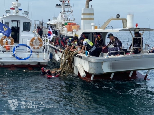 낚시어선 선저 추진체에 감긴 폐로프를 제거하고 있는 해양경찰.   / 출처=태안해양경찰