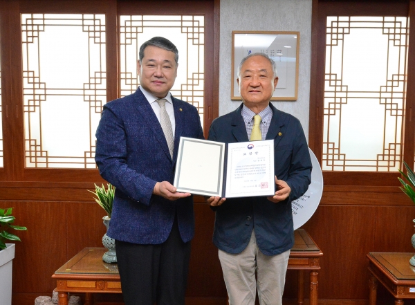 백석대학교 김성수 입학관리팀장이 장택현 대학혁신위원장에게 표창장을 전달받고 있다.(왼쪽부터 김성수 입학관리팀장, 백석대 장택현 대학혁신위원장)