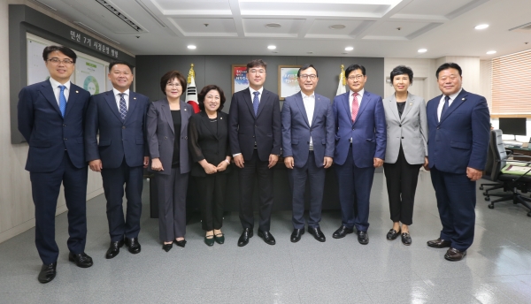 천안시의회가 6일 유관기관을 방문했다