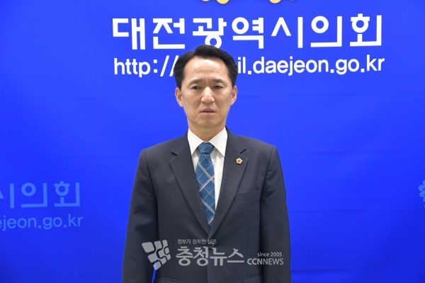 권중순 대전시의원이 3일 의원직 사퇴에 대한 배경을 설명하고 있다.