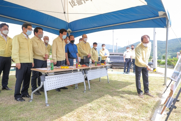 윤찬수 아산시 부시장의 브리핑으로 아산시 소하천 정비사업 현황에 대해 보고 받는 오세현 아산시장과 진영 행정안전부 장관