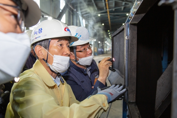 김병숙 사장이 태안발전본부에서 직원들과 함께 발전설비 안전점검을 시행하고 있다.