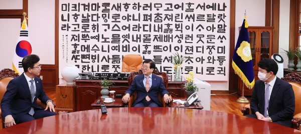 박병석 국회의장은 7일 의장 집무실에서 허태정 대전시장의 예방에서 코로나 19 대응에 최선을 다해달라고 당부했다.