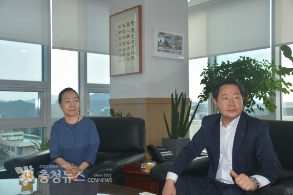 김영미 기획처장(왼쪽), 원성수 총장