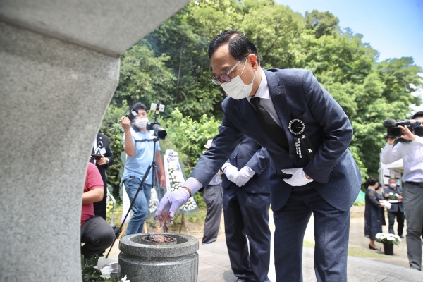 천안7.8전투 전몰 미군용사 추모식에서 박상돈 시장 분향모습