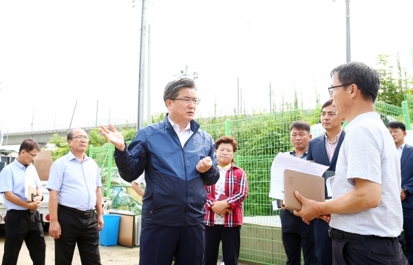 지난해 정용래 유성구청장이 전민동 일원 여름철 재난재해 취약지구 현장을 점검하고 있다