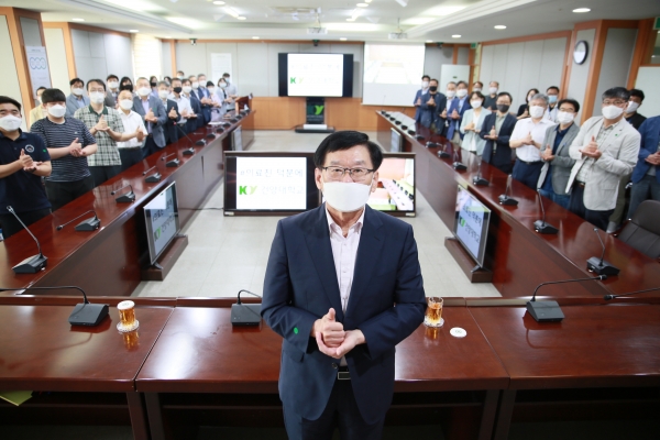 건양대 이원묵 총장(맨 앞)과 보직자들 덕분에 챌린지 진행 사진.