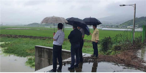 안중식 농어촌공사 충남지역본부장(왼쪽에서 두번째)이 배수개선 사업지구에서 현장점검을 하고 있다.