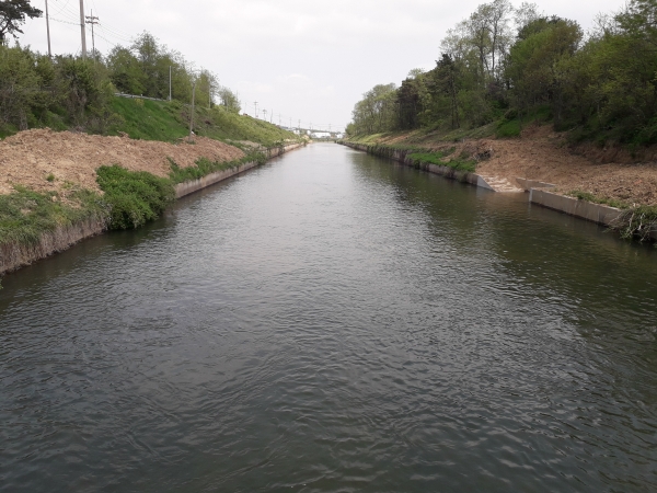 배수개선 위해 주변 토사를 정리한 예당간선의 모습