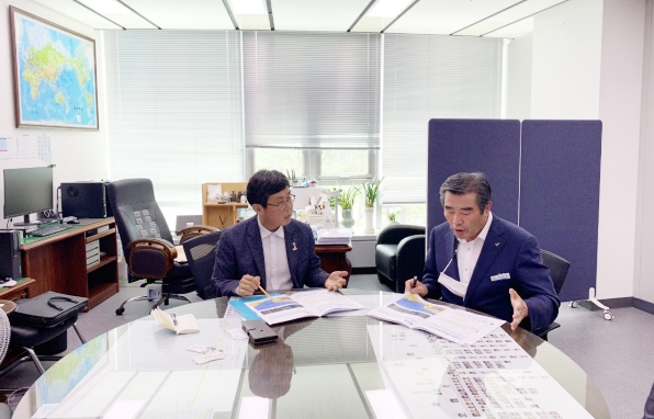 안도걸 예산실장에게 주요현안 건의하는 김동일 보령시장(우측)