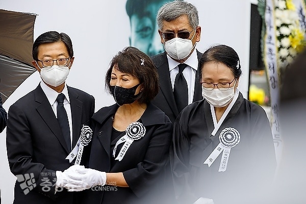 고 백선엽 장군 유가족이 허토하는 모습을 지켜보고 있다.