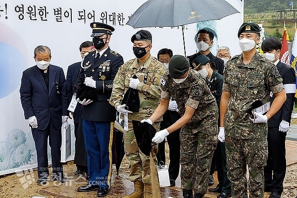 6.25 전쟁 참전용사와 국군 장병들이 고 백선엽 장군 묘에 허토하고 있다.