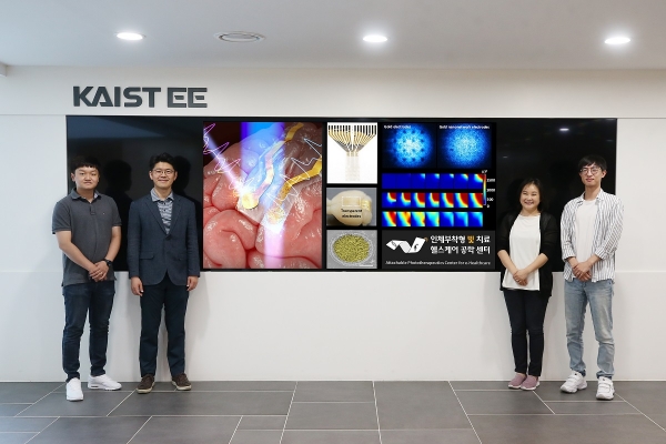 (왼쪽부터) 서기원 박사과정, 이정용 교수, 이현주 교수, 김기업 박사과정