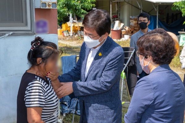 주택화재 피해학생 할머니 댁 방문해 위로의 말 전하는 최교진 세종시교육감