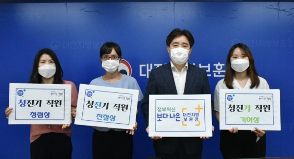 청진기 직원 포상식 모습 (가운데 이남일 청장님)