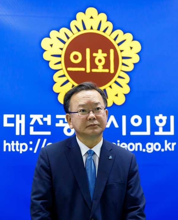 Former Minister Kim Bu-Kyum is listening to questions from local reporters of Deajeon./ photo by Minyeong Jo