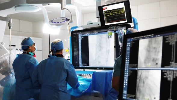 세종충남대병원 이재환 심장내과 교수(사진 왼쪽)와 윤용훈 심장내과 교수가 심뇌혈관조영실에서 심뇌혈관질환과 관련한 시술을 시연하고 있다.