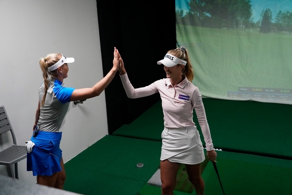 지난 20일 열린 골프존 LPGA 스킨스 첼린지에 참가한 제시카 코다(Jessica Korda)-넬리 코다(Nelly Korda) 선수가 하이파이브를 하고있다