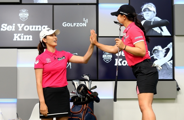 지난 20일 열린 ‘골프존 LPGA 스킨스 챌린지에 참가한 김세영 선수, 최운정 선수가 하이파이브를 하고 있다.
