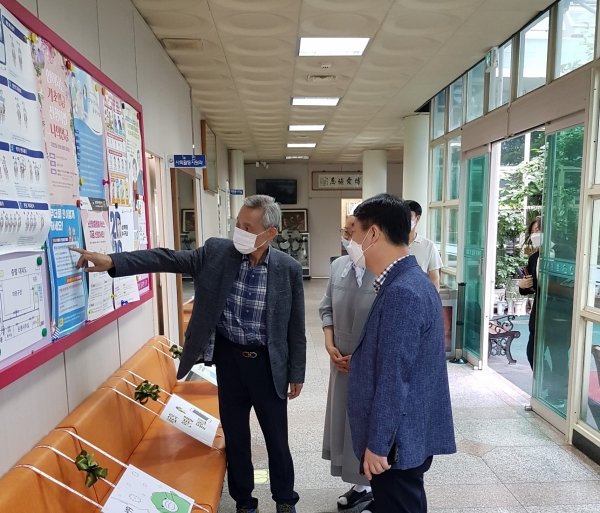 지난 20일 맹영호 노인장애인과장이 천안시노인종합복지관과 아우내은빛복지관을 방문해 운영 재개를 위한 사전 준비사항을 점검하고 있다