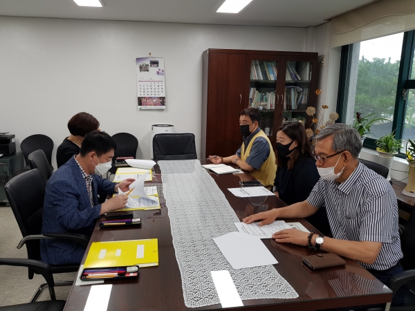 지난 20일 맹영호 노인장애인과장이 천안시노인종합복지관과 아우내은빛복지관을 방문해 운영 재개를 위한 사전 준비사항을 점검하고 있다
