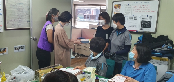 21일 이예순 노은3동장과 노은3동 지역사회보장협의체 위원들이 홍보 리플릿과 물품을 가스검침원들에게 전달 모습
