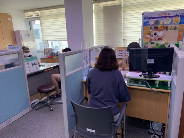 비만탈출교실 참여자들이 운동상담과 영양상담을 받고 있다.