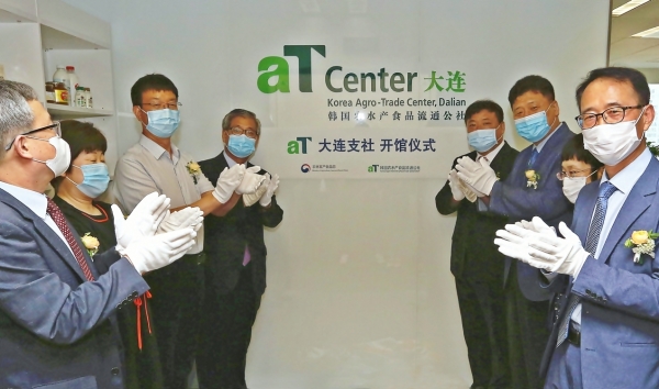 aT다롄지사 개소식 현장사진 * (오른쪽부터) 고정희 aT다롄지사장(첫 번째), 정연수 aT중국지역본부장(세 번째), 우만수 주중한국대사관 농무관(네 번째), 최종석 대한민국 주다롄출장소장(다섯 번째)