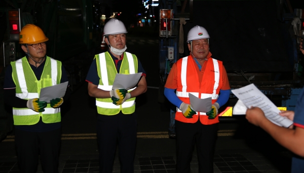 (왼쪽부터) 천안시의회 정도희 부의장, 황천순 의장, 허욱 운영위원장이 관계자로부터 안전교육을 받고 있다.