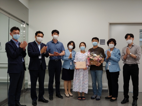 세종충남대병원에서 첫 출생한 아기의 부모 어준호(사진 왼쪽 세 번째)씨와 양은혜(사진 왼쪽 네 번째)가 병원 관계자들로부터 꽃바구니와 기념품을 전달받고 있다.