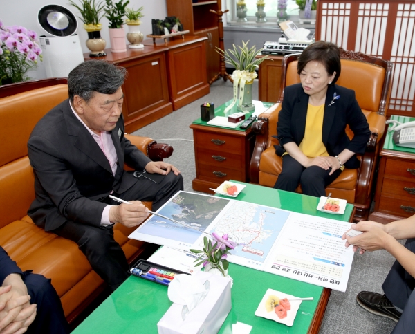 지난 22일 진선미 국토교통위원회 위원장을 만나 ‘국도38호 이원-대산 연륙교 건설’이 ‘제2차 국가도로망 종합계획’에 조속히 반영될 수 있도록 요청하고 있는 가세로 군수 모습.