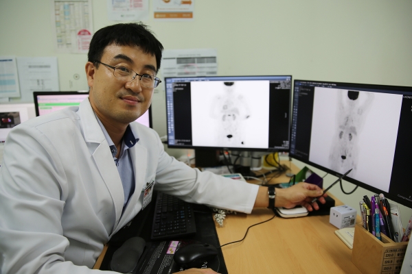건양대병원 혈액종양내과 최종권 교수가 면역항암치료 후 암세포가 소멸된 것을 설명하는 모습