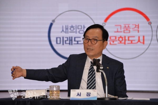 기자회견 하는 천안시장 / 충청뉴스 최형순 기자