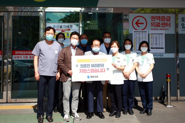 이승찬 사장은 지난 21일 건양대학교병원을 시작으로 지역 선별진료소를 직접 방문, 무더위 속에서도 헌신하는 의료진들을 응원했다.