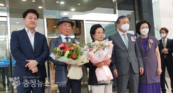 이수영(가운데) 광원산업 회장(KAIST 발전재단 이사장)이 23일 KAIST에 676억 원을 기부했다. / 이성현 기자