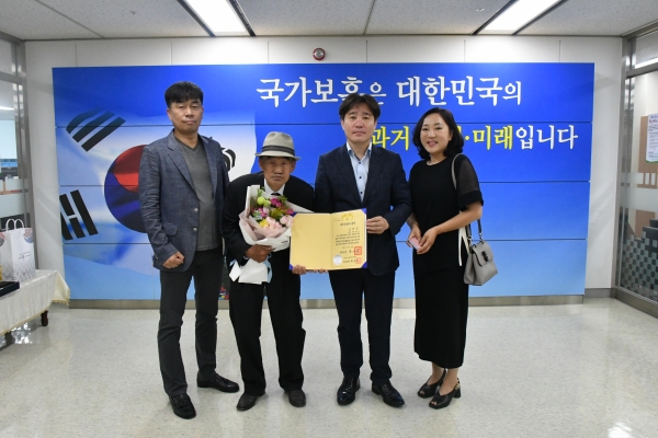 6.25 참전유공자에 증서 수여 모습