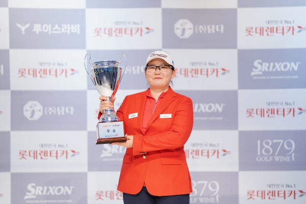 지난 25일(토) 대전 골프존 조이마루 전용 경기장에서 열린 ‘2020 롯데렌터카 GTOUR 여자대회 3차' 결선 시상식에서 우승자 정선아가 우승 기념 포즈를 취하고 있다.